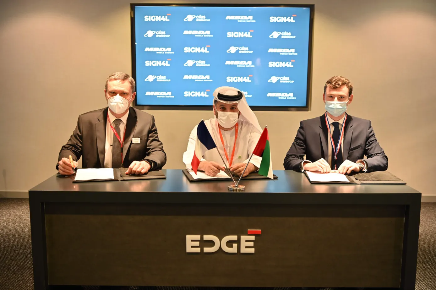 C_His Excellency Faisal Al Bannai, CEO and Managing Director of EDGE, Eric Béranger, CEO of MBDA, and a representative of CILAS signed the MoU at IDEX 2021